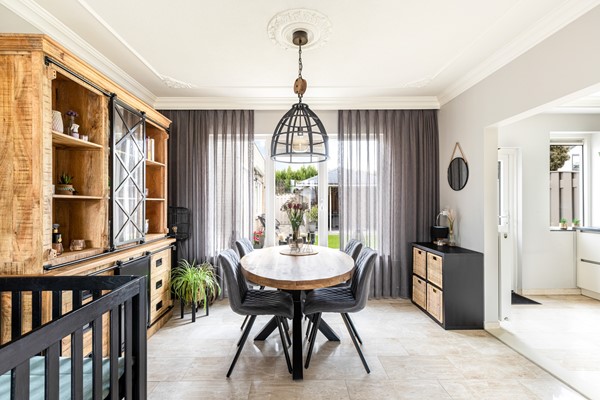 Foto - Te koop: Ruime 2-onder-1-kapwoning met dubbele garage, eigen oprit en fijne tuin